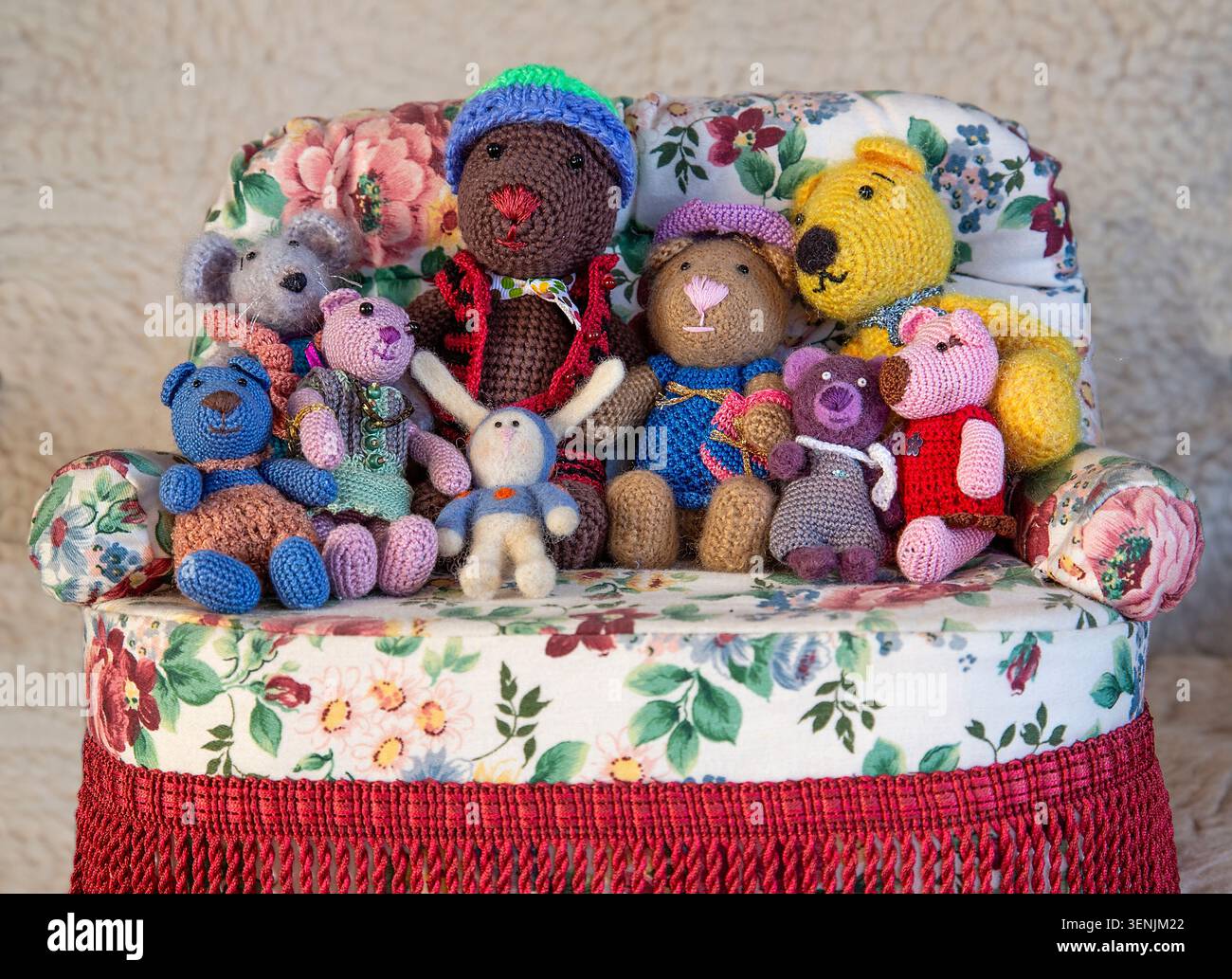 M. Brown Bear et toute sa famille se blottissent sur le canapé, prêts pour leur programme TV préféré, une célébration chaleureuse de la famille et de l'amitié. Banque D'Images