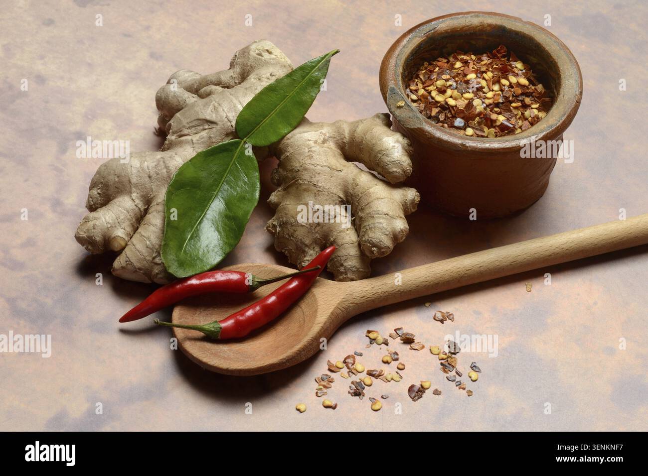 Gingembre, racine de gingembre avec feuille de citron vert kaffir et piment et flocons de piment dans la casserole Banque D'Images