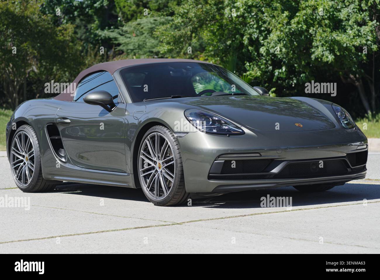 Porsche décapotable moderne montré conduisant dans une zone rasoir par un après-midi ensoleillé. Banque D'Images