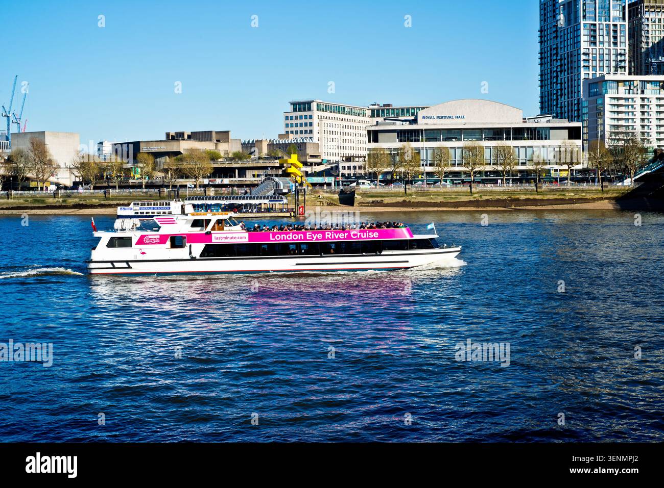 Croisière sur la rivière London Eye et Royal Festival Hall, Londres, Angleterre Banque D'Images