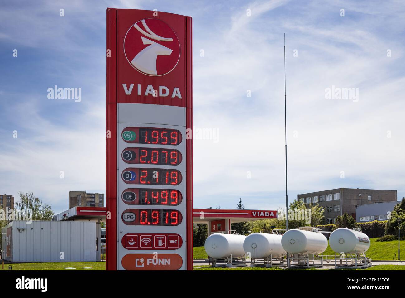Affichage numérique du prix du carburant dans une station-service Viada. Alytus, Lituanie, 11 mai 2026 Banque D'Images