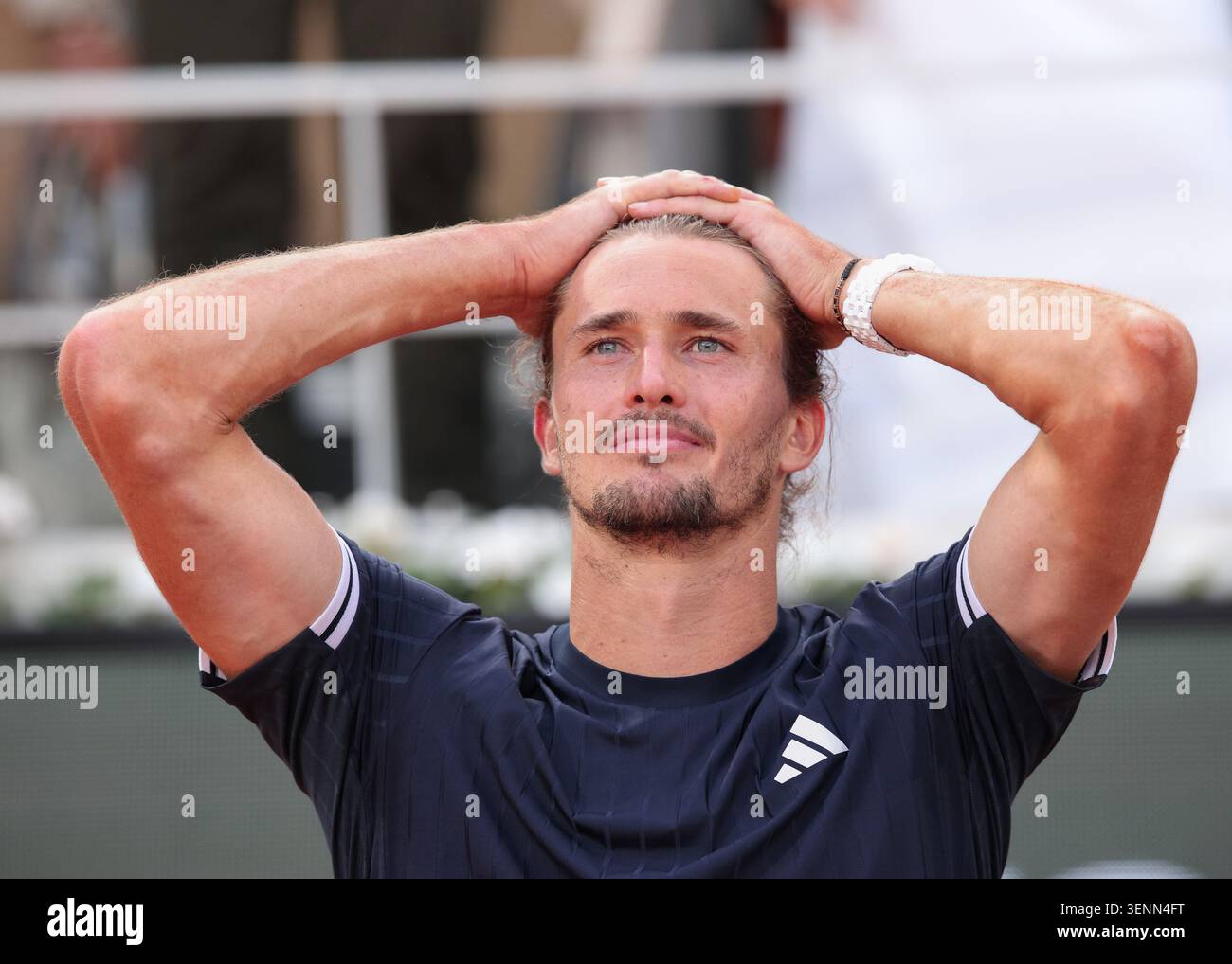 Alexander Zverev (GER), Champion de l'Open de France 2026, assis sur sa chaise en attendant la présentation à Roland Garros, Paris, France., Banque D'Images