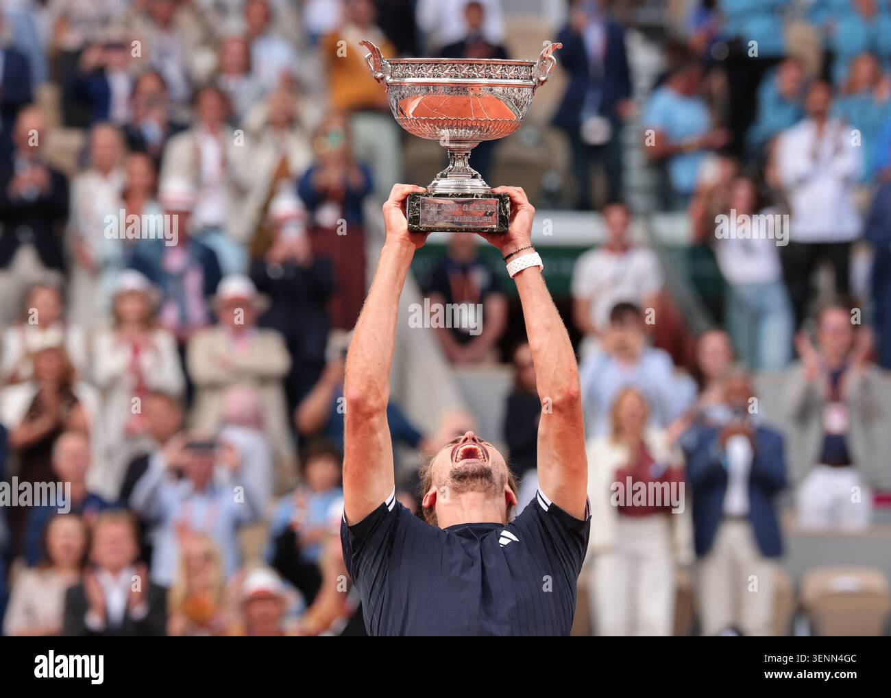 Alexander Zverev (GER), vainqueur de l'Open de France 2026, lève le trophée à Roland Garros, Paris, France. Banque D'Images