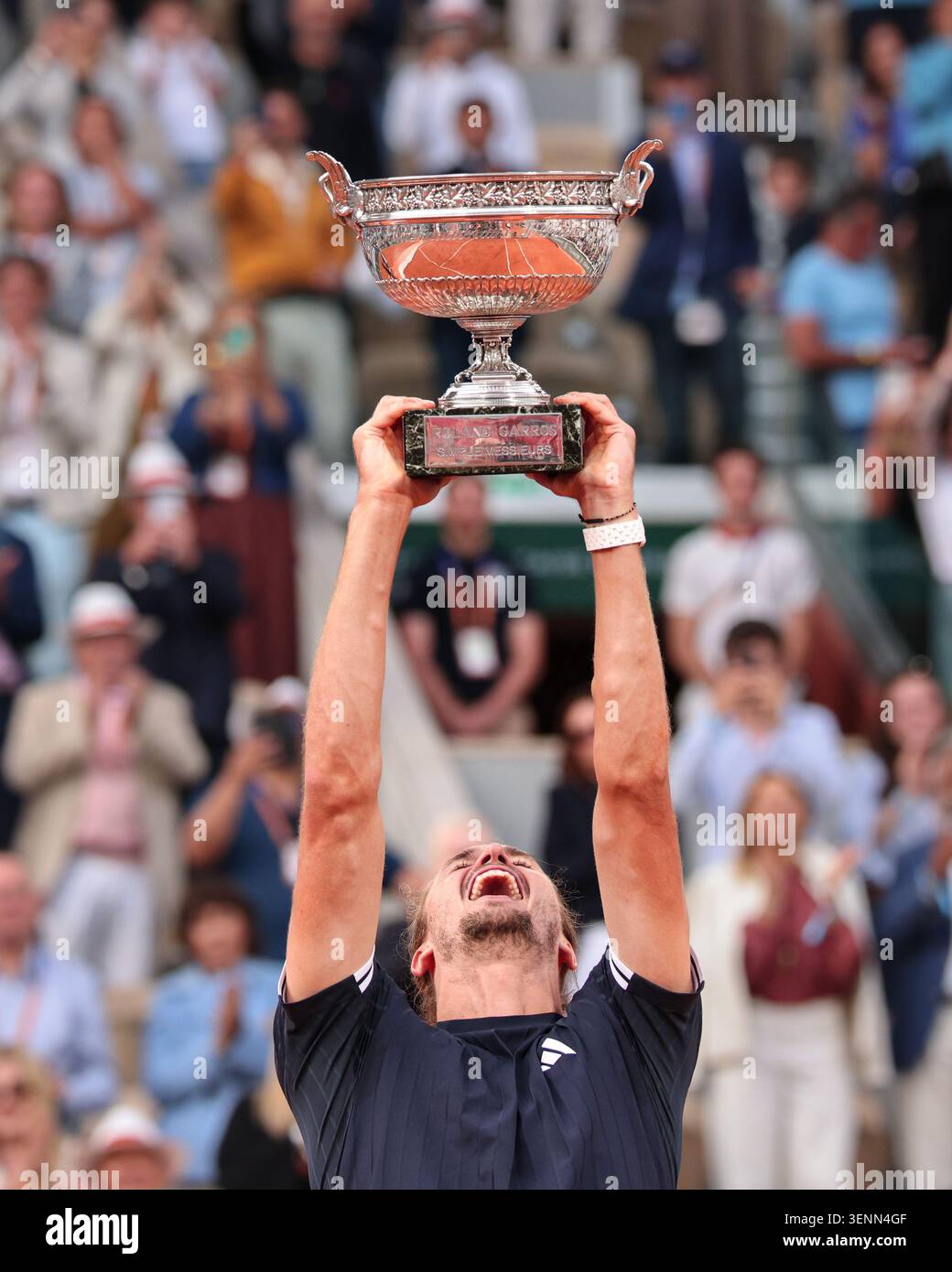 Alexander Zverev (GER), vainqueur de l'Open de France 2026, lève le trophée à Roland Garros, Paris, France. Banque D'Images
