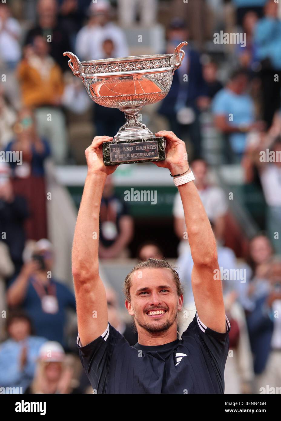 Alexander Zverev (GER), vainqueur de l'Open de France 2026, lève le trophée à Roland Garros, Paris, France. Banque D'Images