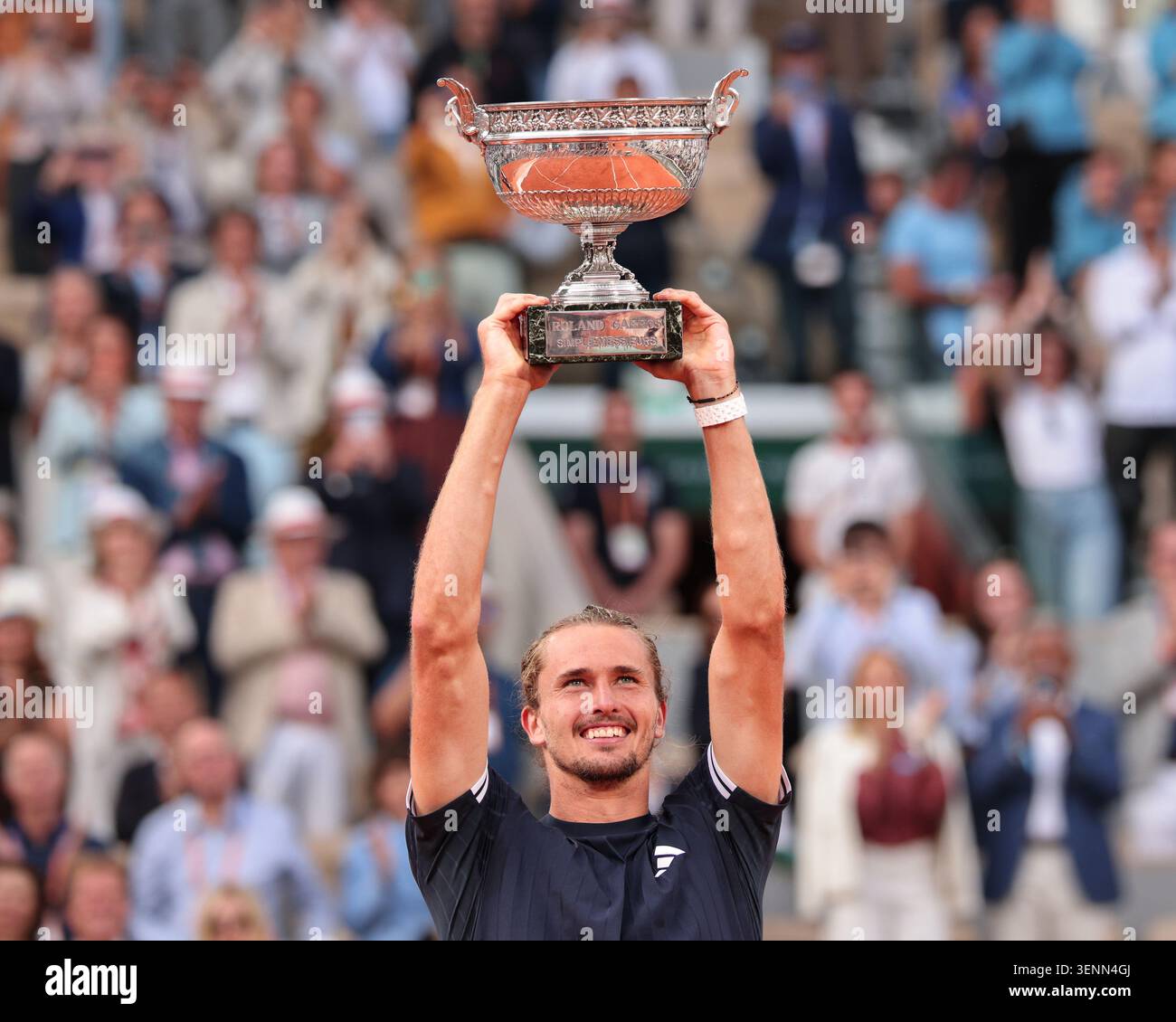 Alexander Zverev (GER), vainqueur de l'Open de France 2026, lève le trophée à Roland Garros, Paris, France. Banque D'Images