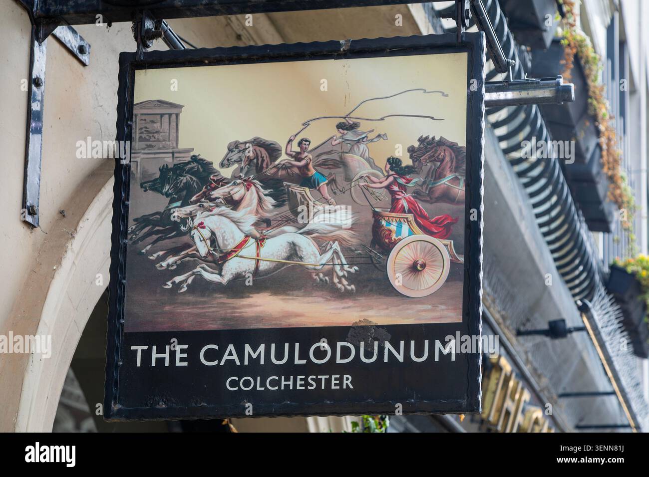 Course de chars romains représentée dans le panneau de pub, le Camulodunum, Colchester, Essex, Angleterre, ROYAUME-UNI Banque D'Images