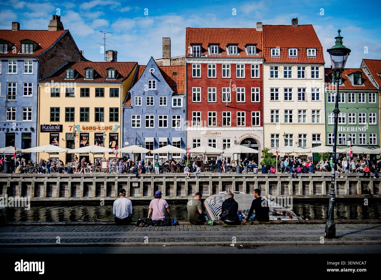 Canal Nyhavn avec maisons de ville historiques colorées et mâts de bateaux à voile, Copenhague, Danemark. Une des vues les plus emblématiques de Scandinavie. Banque D'Images