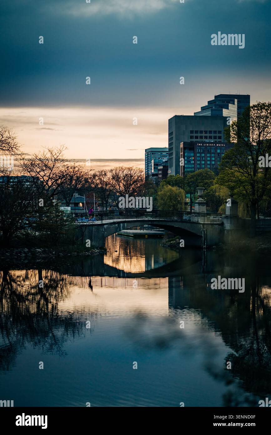 Pont sur la rivière Boston charles reflétant la ville urbaine au crépuscule Banque D'Images