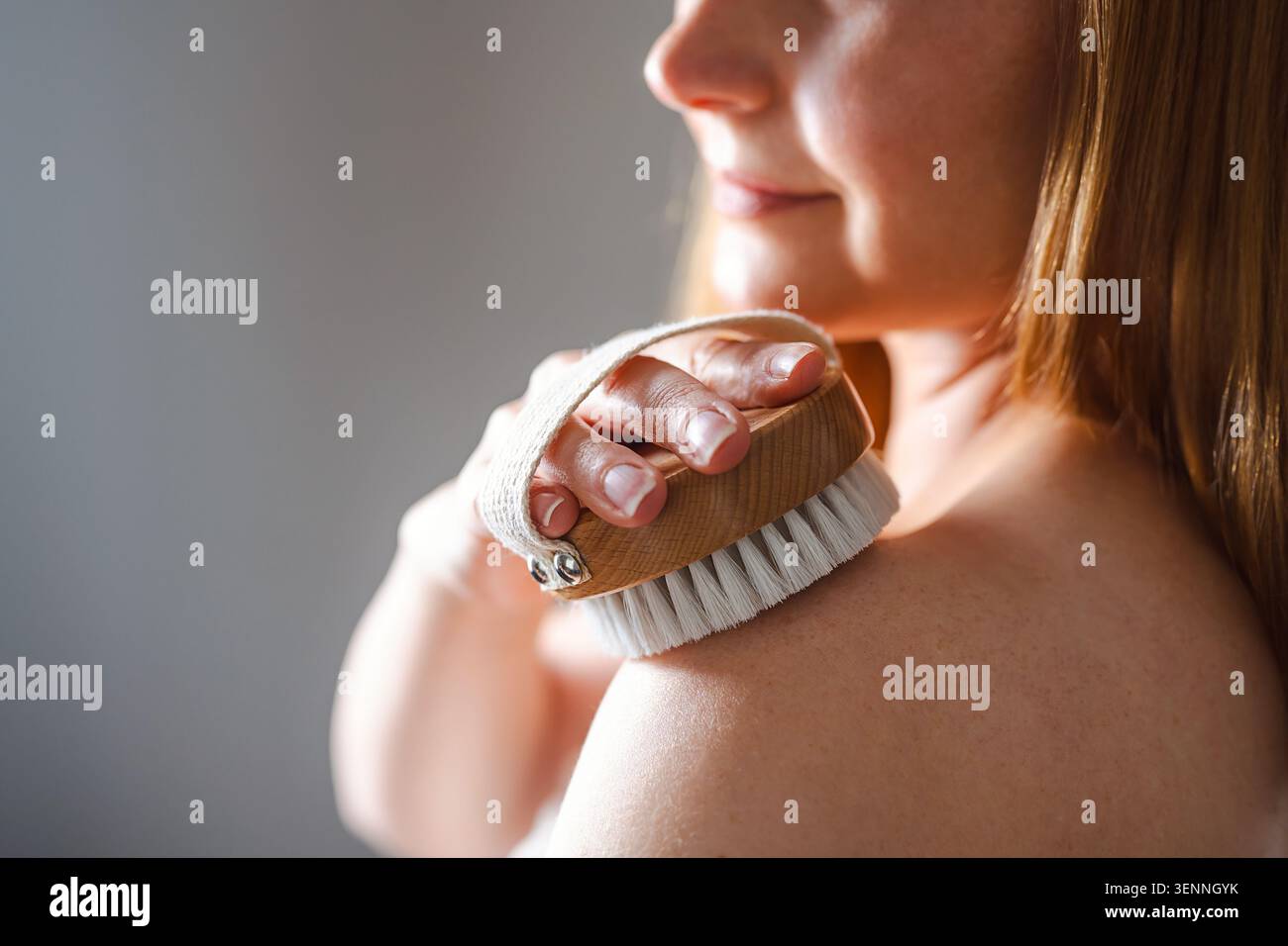 Brosse corporelle brossante à sec pour femme, soin de la peau bien-être, routine de soins personnels Banque D'Images