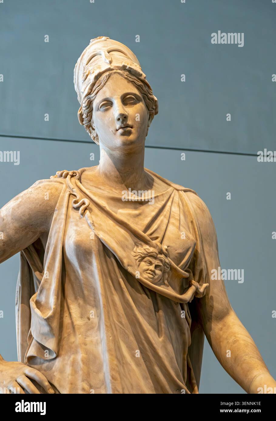 Statue en marbre de la déesse Athéna, divinité protectrice d'Athènes, Louvre Abu Dhabi, eau Banque D'Images