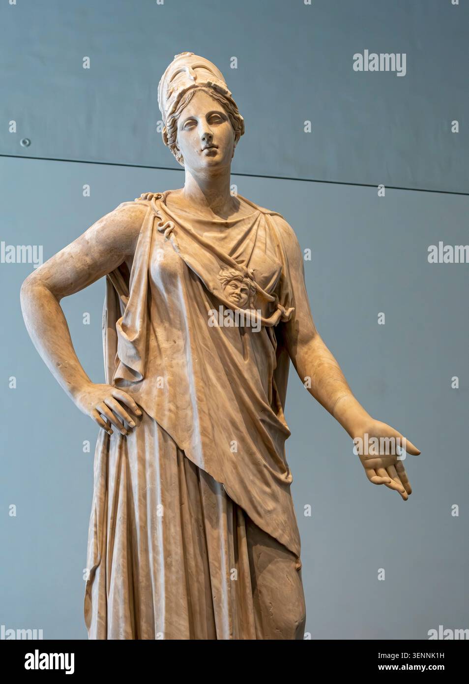 Statue en marbre de la déesse Athéna, divinité protectrice d'Athènes, Louvre Abu Dhabi, eau Banque D'Images