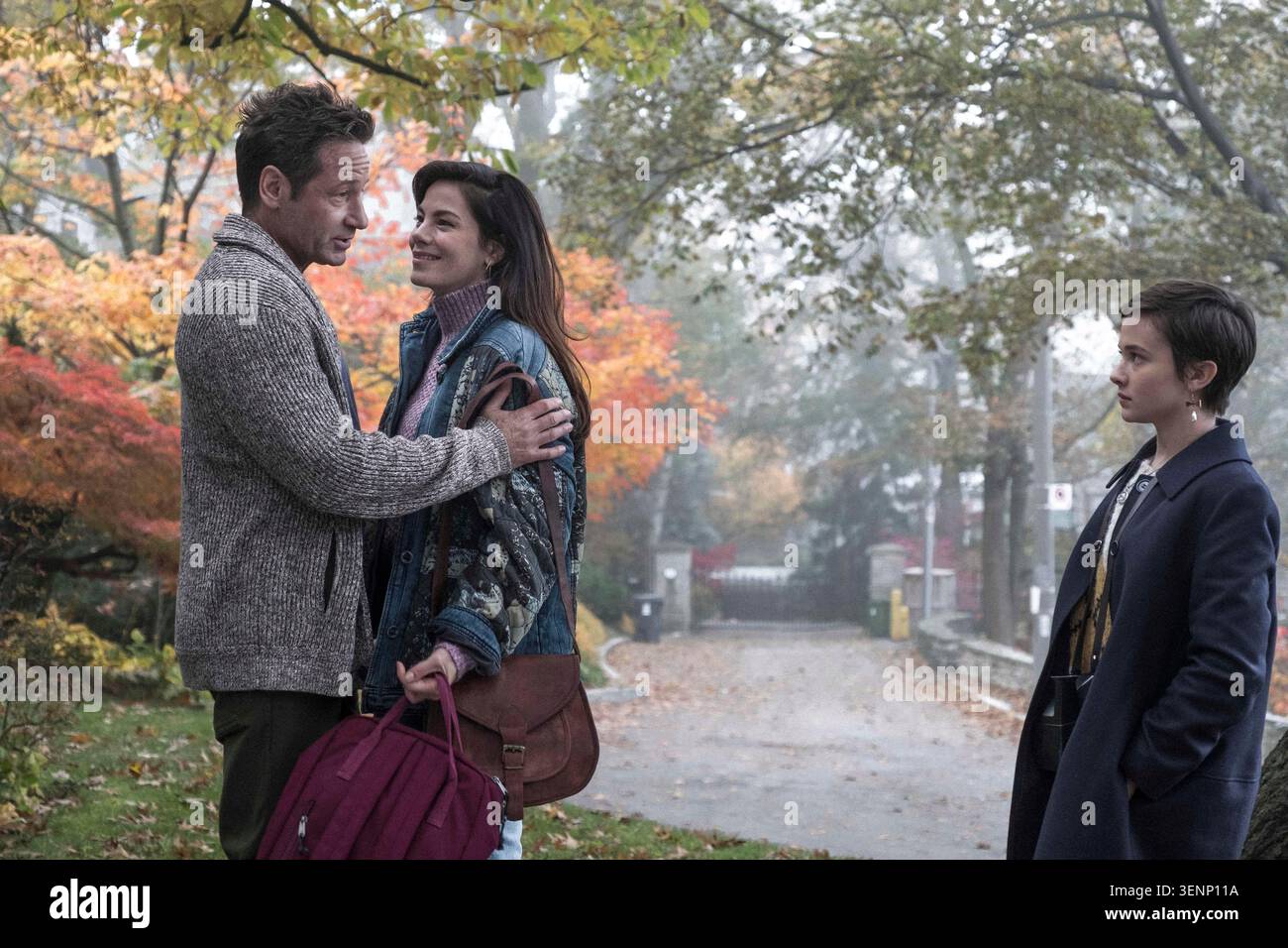 Adam (David Duchovny) salue Helen (Michelle Monaghan) quand elle et Lily (Cailee Spaeny) arrivent à sa maison The Craft : Legacy (2020) *Filmstill - E Banque D'Images