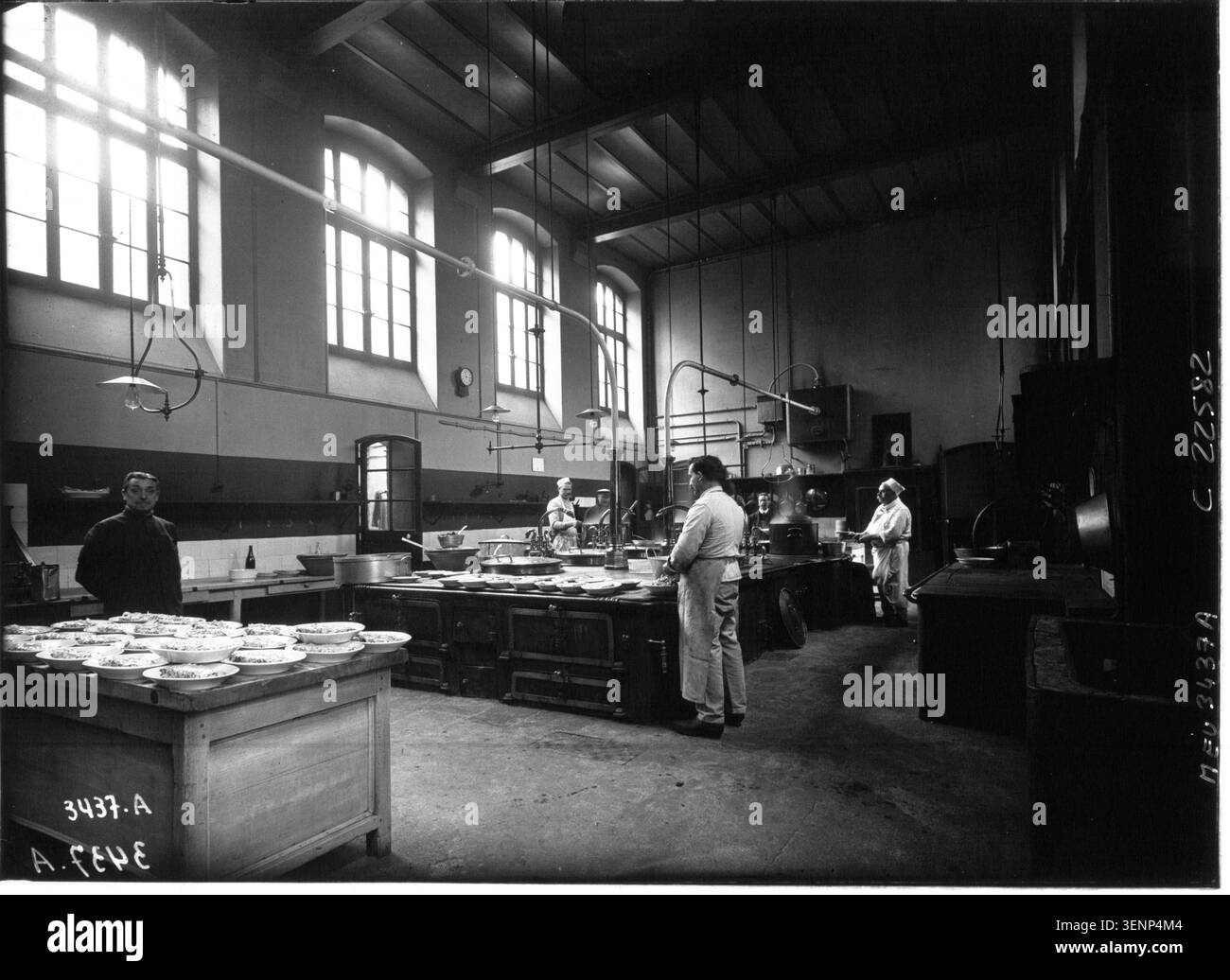 Une photographie de presse en gélatine argentée enregistre les cuisines du Lycée Janson de Sailly en 1923. La vue intérieure documente les installations de préparation des aliments et les espaces de restauration institutionnelle dans un établissement d'enseignement français pendant l'entre-deux-guerres. Banque D'Images