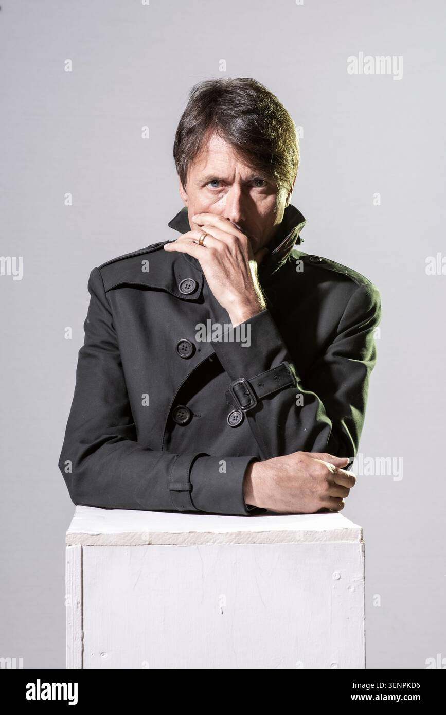 Portrait de Brett Anderson, chanteur du groupe de rock britannique Suede. Il porte un manteau élégant. Banque D'Images