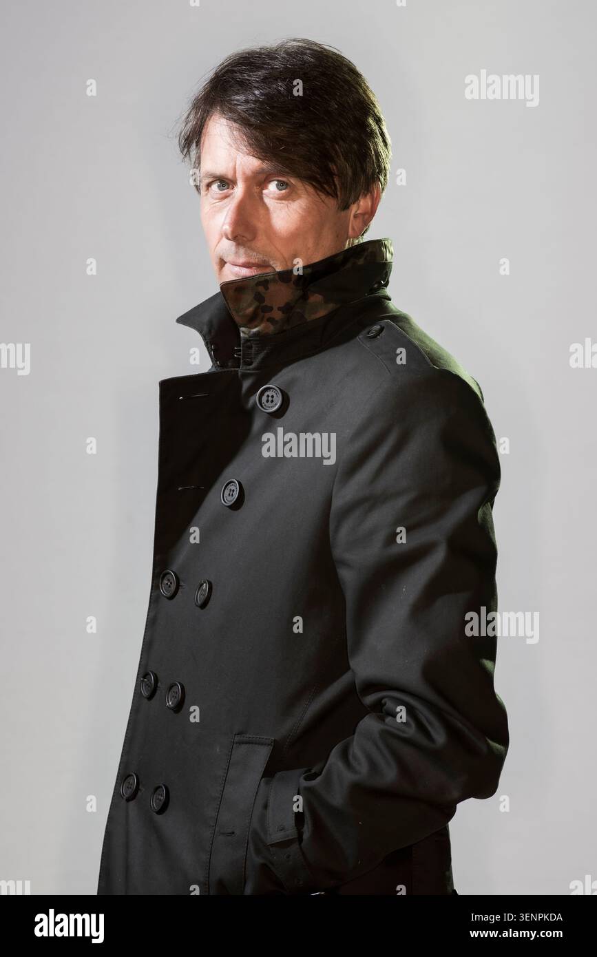 Portrait de Brett Anderson, chanteur du groupe de rock britannique Suede. Il porte un manteau élégant. Banque D'Images