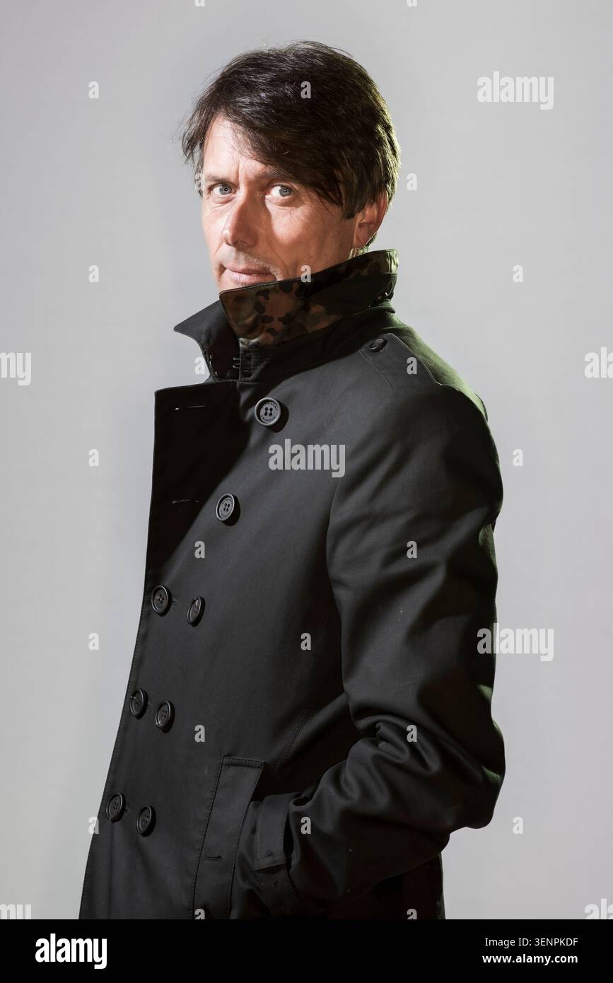 Portrait de Brett Anderson, chanteur du groupe de rock britannique Suede. Il porte un manteau élégant. Banque D'Images