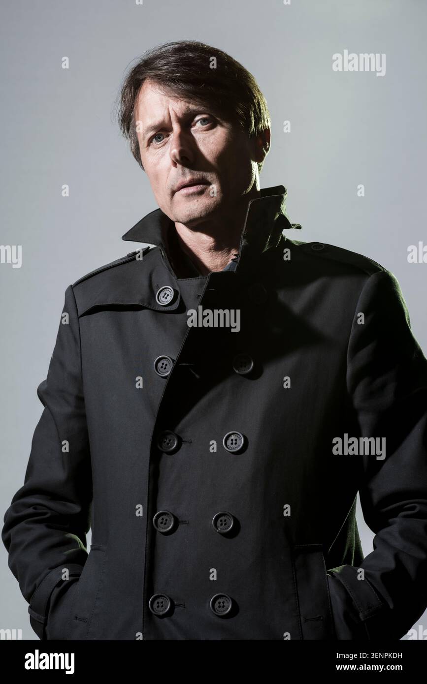 Portrait de Brett Anderson, chanteur du groupe de rock britannique Suede. Il porte un manteau élégant. Banque D'Images