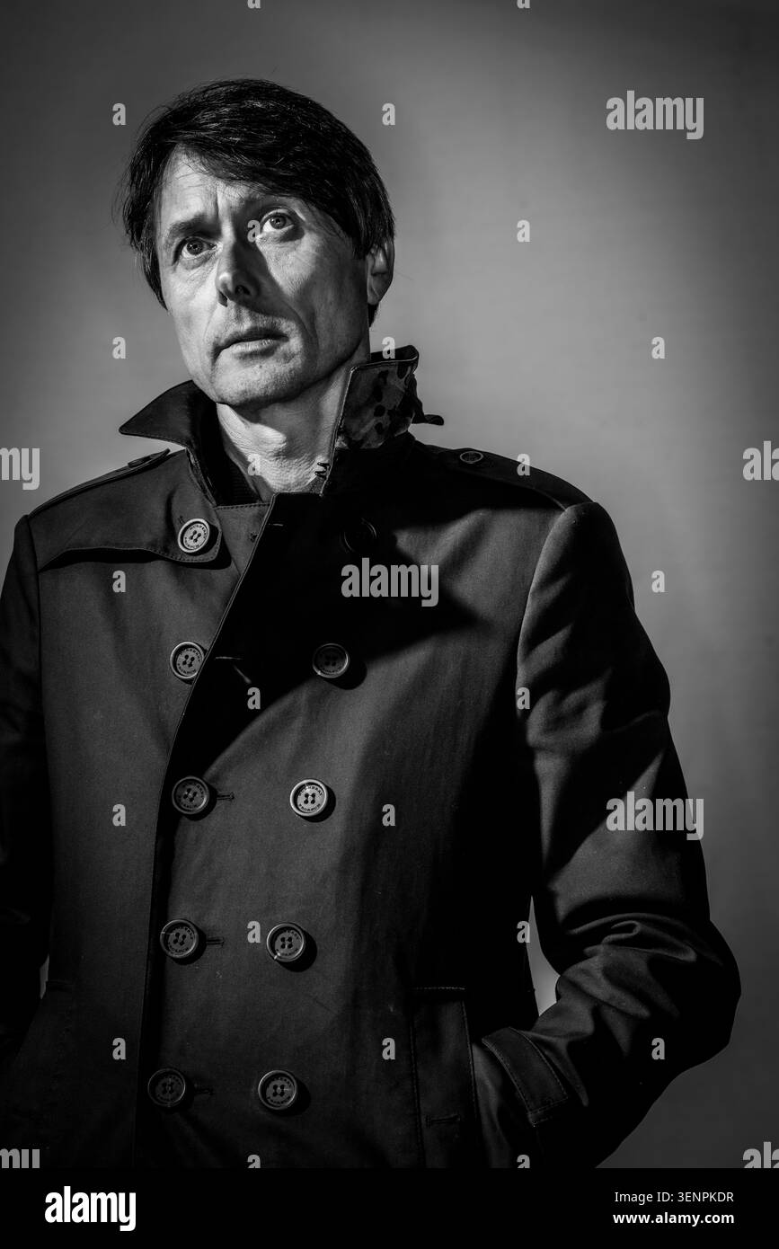 Portrait de Brett Anderson, chanteur du groupe de rock britannique Suede. Il porte un manteau élégant. Banque D'Images