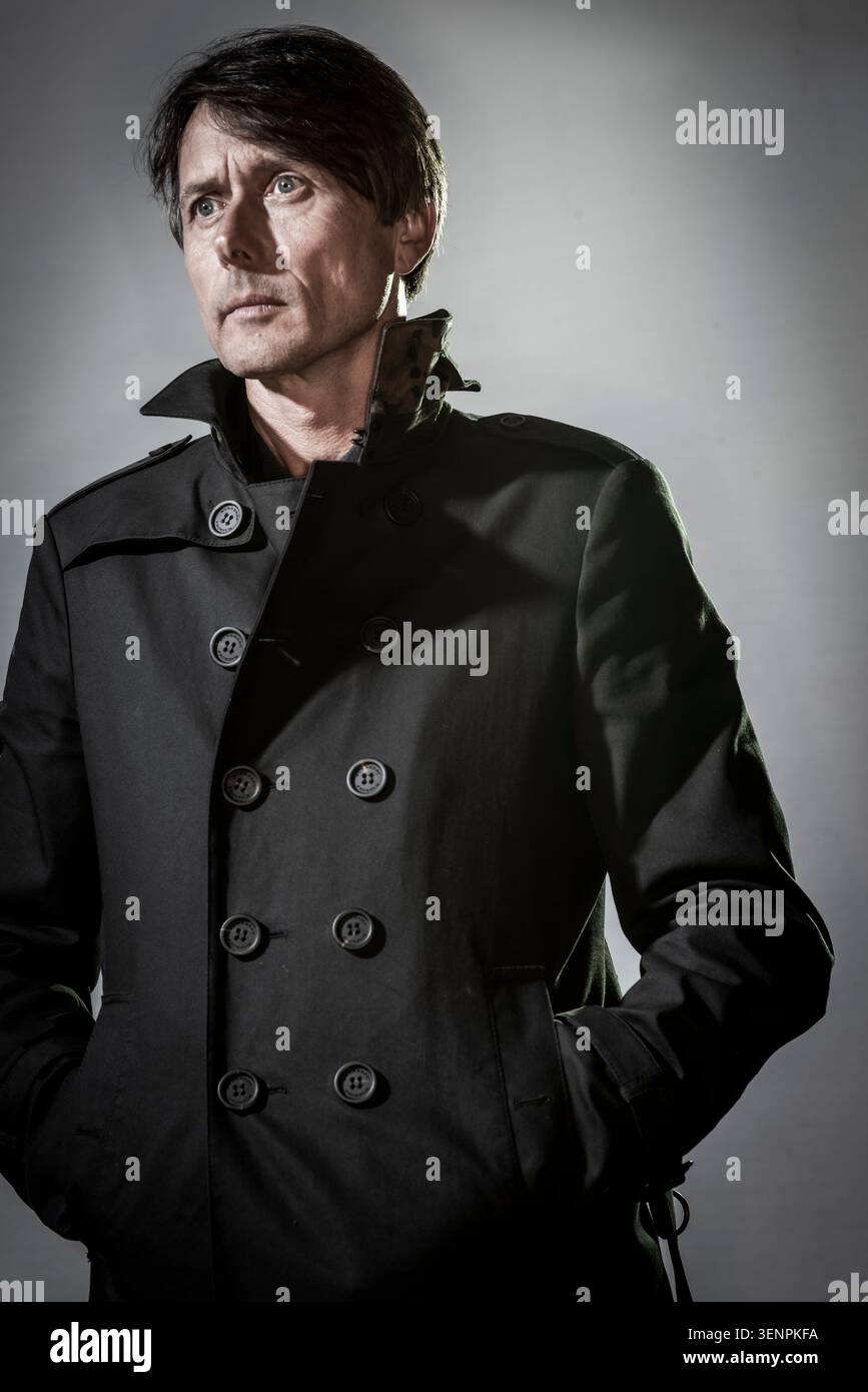 Portrait de Brett Anderson, chanteur du groupe de rock britannique Suede. Il porte un manteau élégant. Banque D'Images