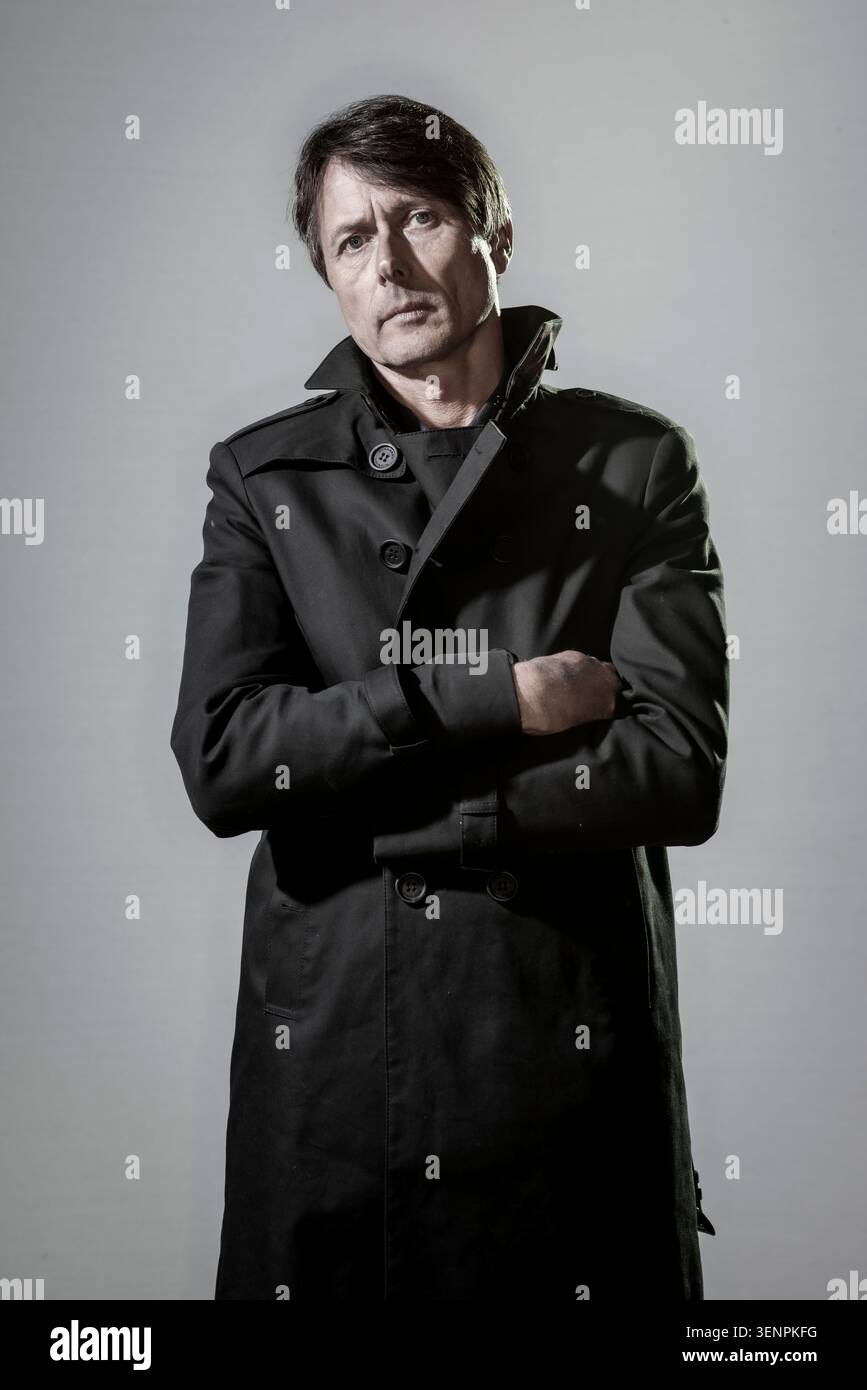 Portrait de Brett Anderson, chanteur du groupe de rock britannique Suede. Il porte un manteau élégant. Banque D'Images