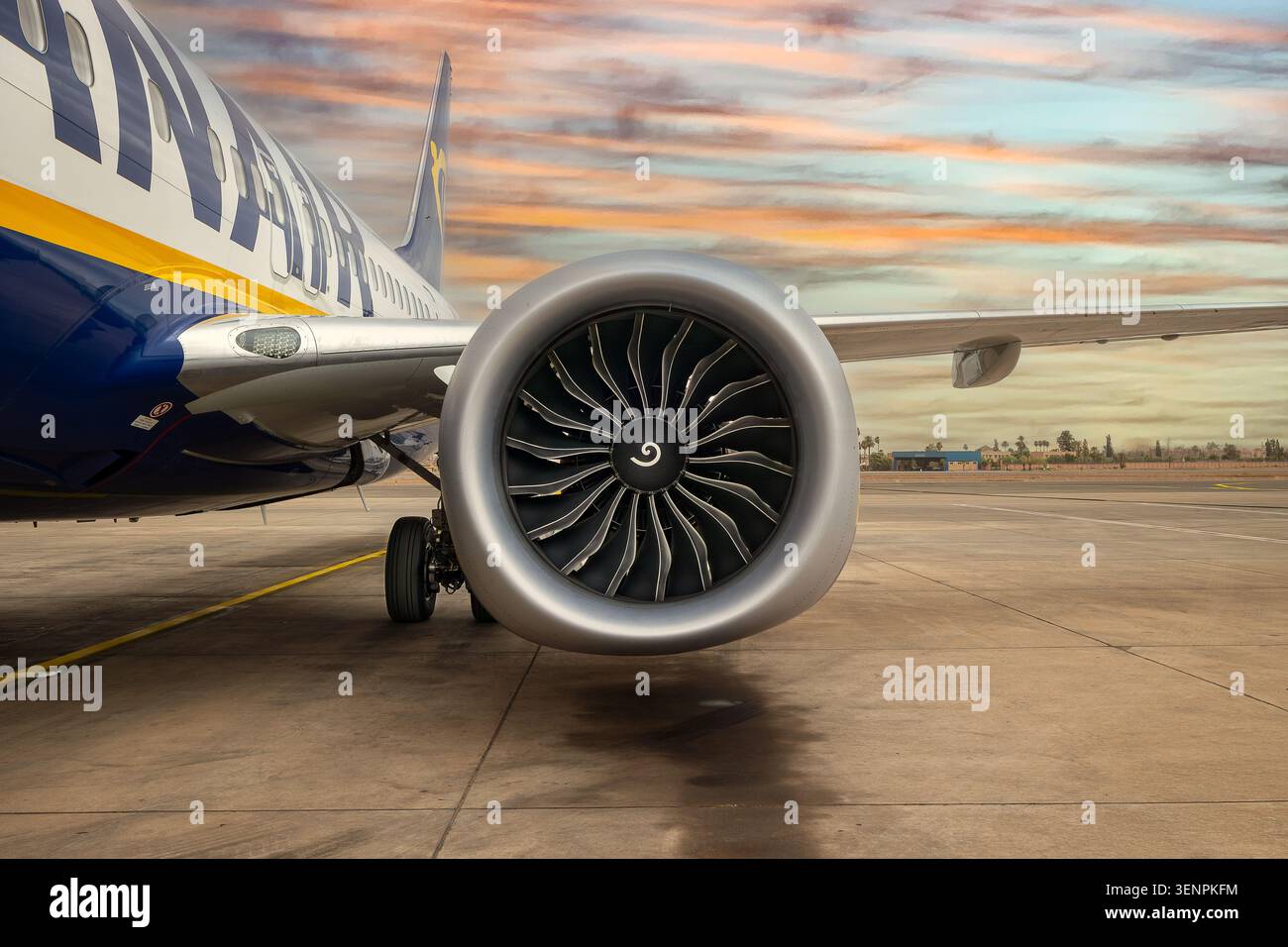 Maroc, Marrakech - 12 août 2023 : vue rapprochée sur le moteur à réaction d'un avion Ryanair stationné sur le tarmac de Marrakech-Menara Airpor Banque D'Images