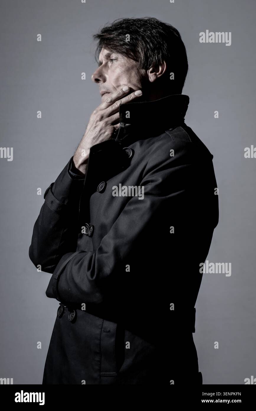 Portrait de Brett Anderson, chanteur du groupe de rock britannique Suede. Il porte un manteau élégant. Banque D'Images