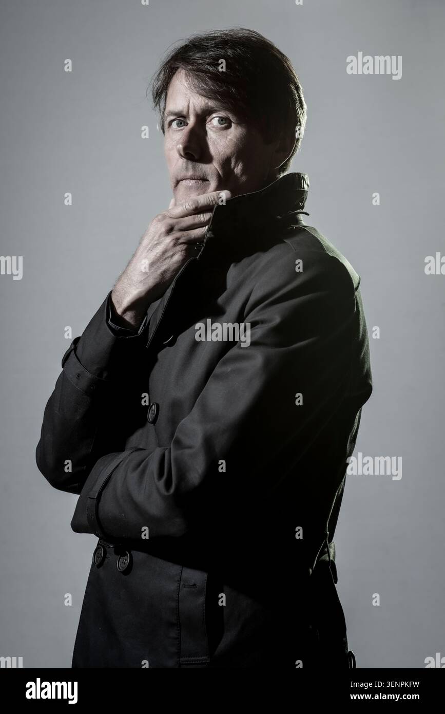 Portrait de Brett Anderson, chanteur du groupe de rock britannique Suede. Il porte un manteau élégant. Banque D'Images