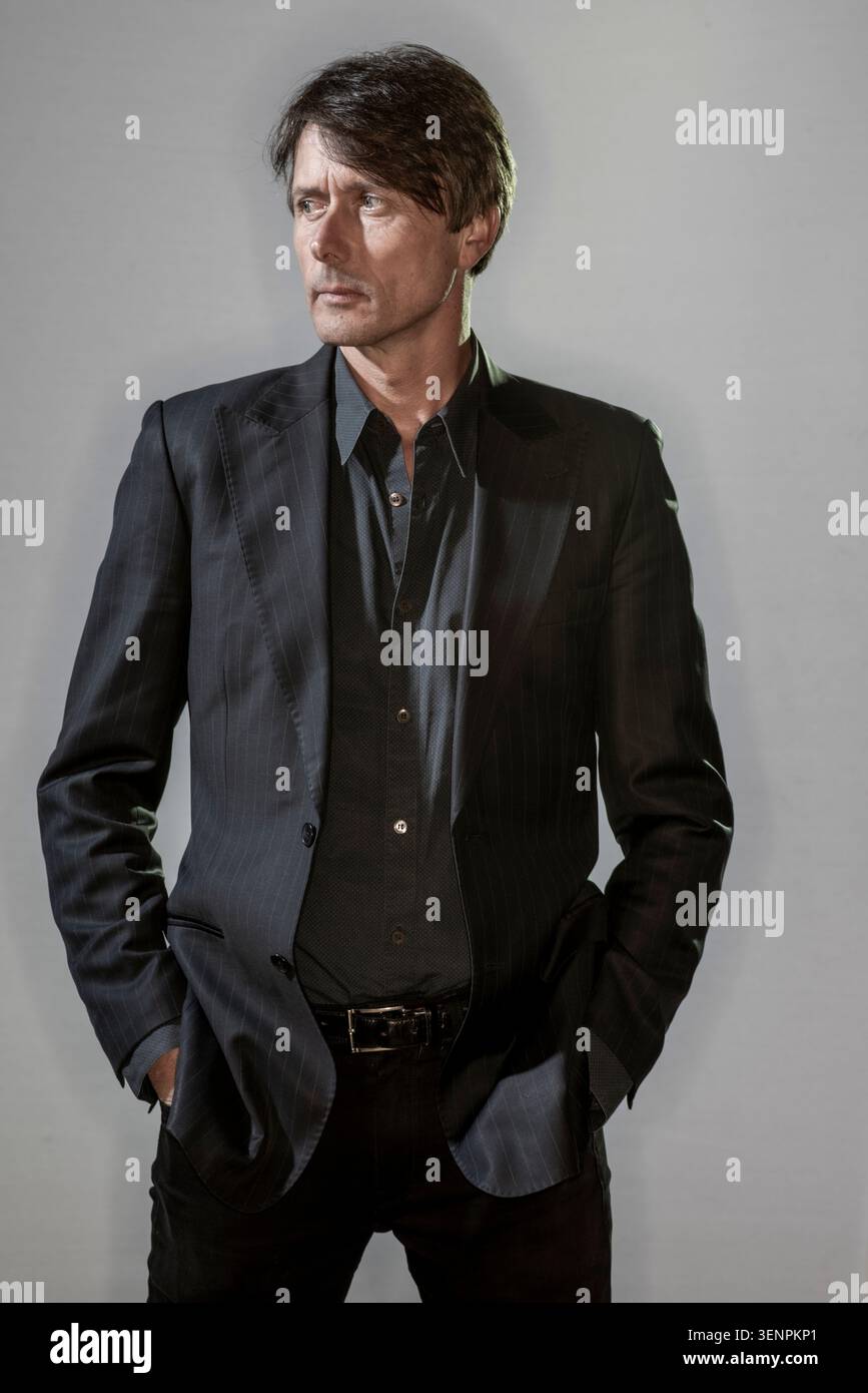 Portrait de Brett Anderson, chanteur du groupe de rock britannique Suede. Il porte un manteau élégant. Banque D'Images