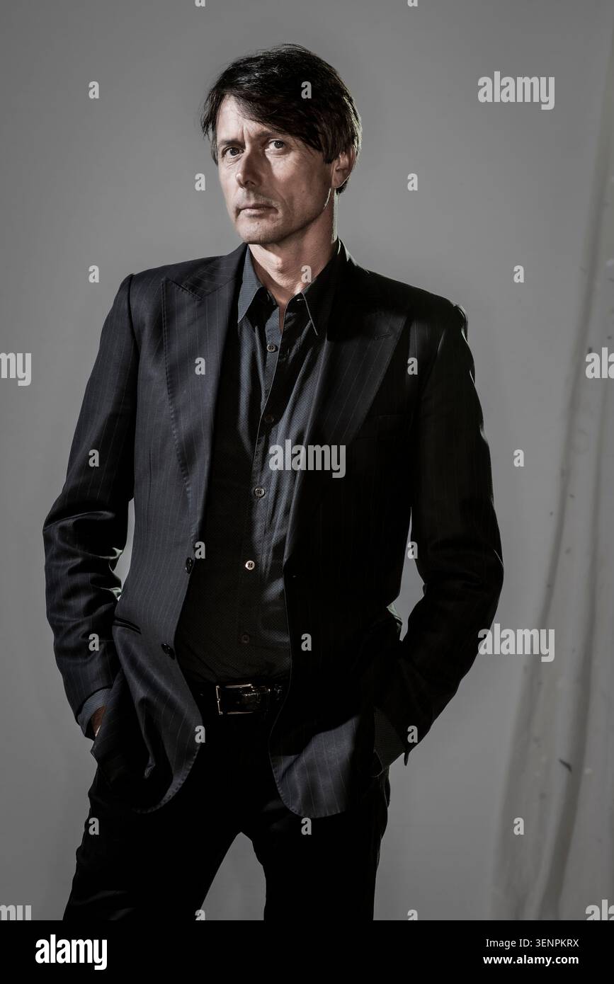 Portrait de Brett Anderson, chanteur du groupe de rock britannique Suede. Il porte un manteau élégant. Banque D'Images