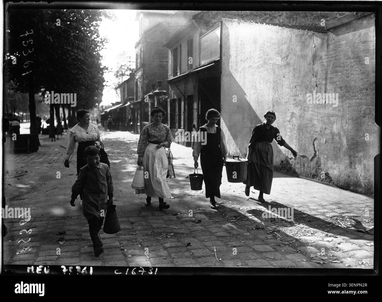 Une photographie de presse datant de 1919 rapporte la grève des employés de la Compagnie des eaux à Pantin, où les résidents ont utilisé tous les conteneurs disponibles pour recueillir et transporter l'eau pendant la perturbation des services publics normaux d'eau. Banque D'Images