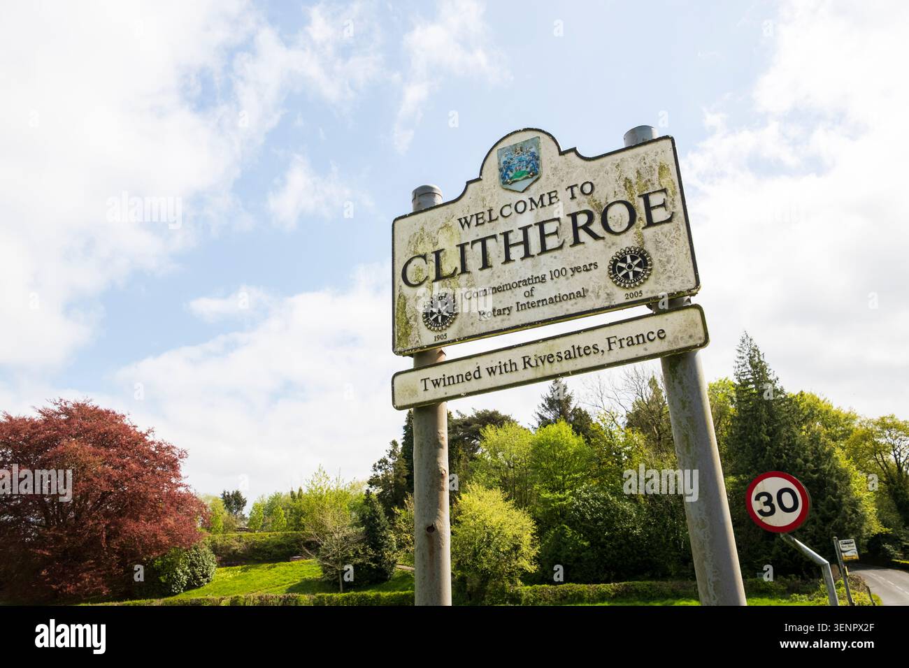 Weather Wear Clitheroe signe de bienvenue commémorant le centenaire du Rotary International et le jumelage avec Rivesaltes, France Banque D'Images