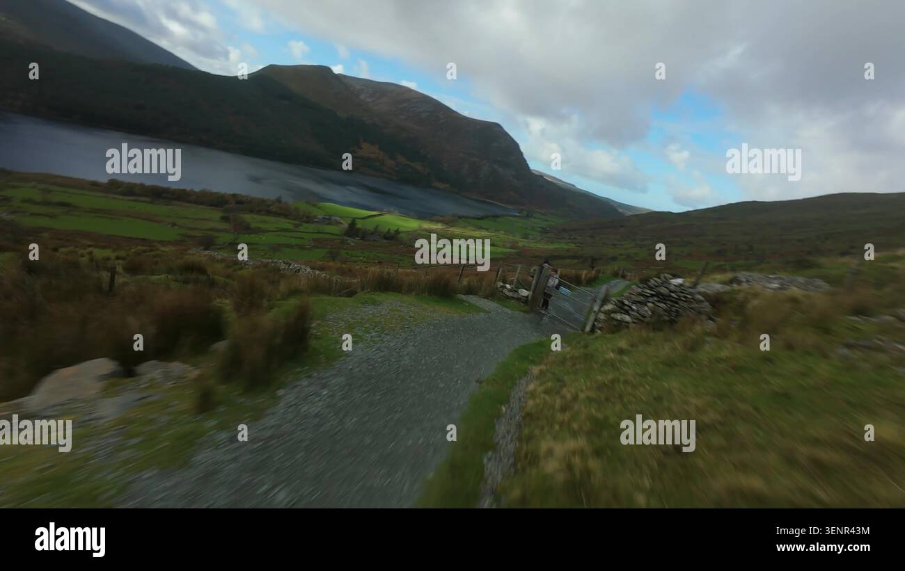 Snowdon Ranger Path FPV Aerial au-dessus des Highlands galloises. Banque D'Images