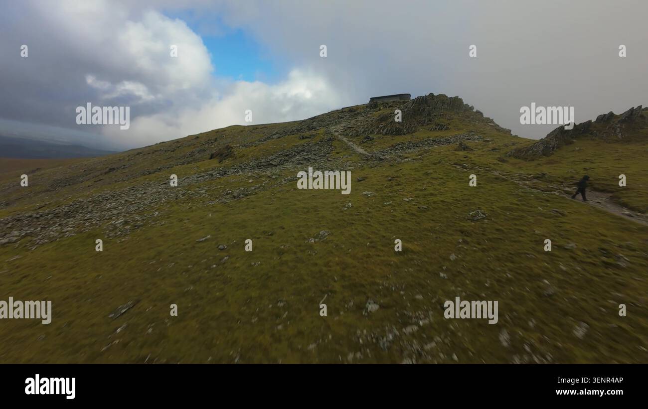 Mount Snowdon FPV Aerial au-dessus des montagnes galloises accidentées Banque D'Images