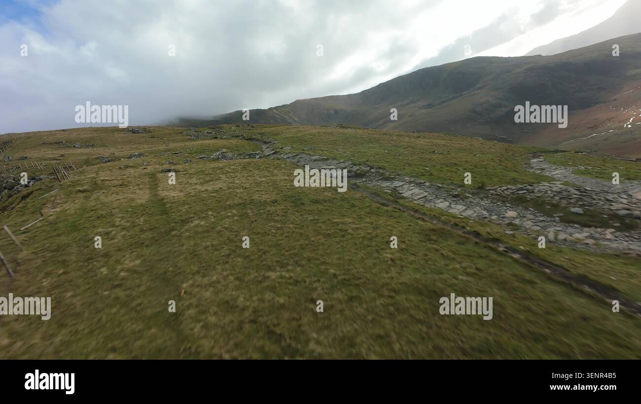 Mount Snowdon FPV Aerial au-dessus des montagnes galloises accidentées Banque D'Images