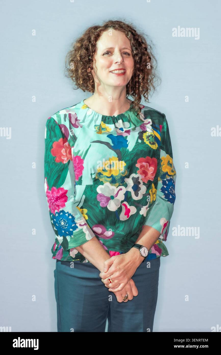 Portrait de l'écrivain Maggie O'Farrel avec haut coloré. Elle a les cheveux roux bouclés Banque D'Images