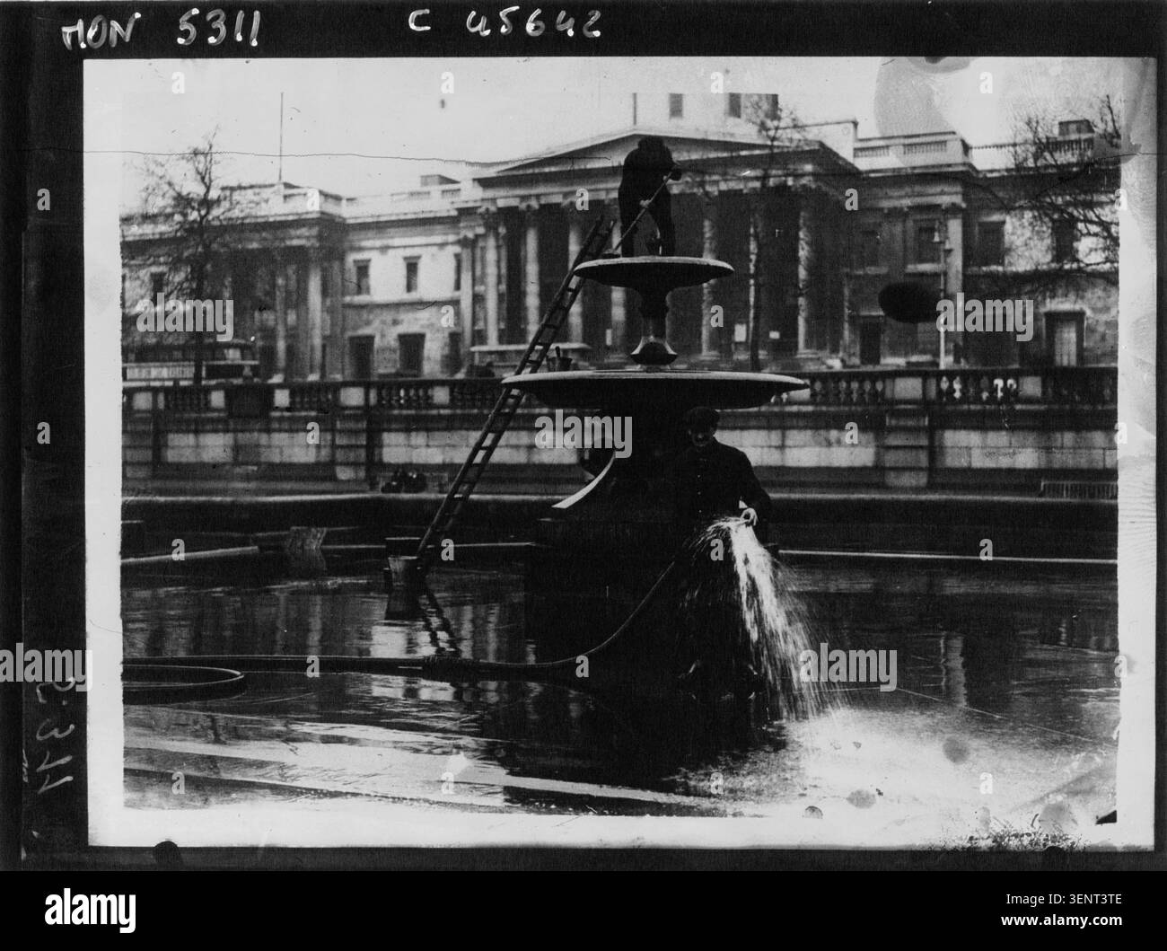 Des ouvriers nettoient une fontaine à Hyde Park, Londres, en 1932. La photographie de presse enregistre les activités d'entretien dans le parc et documente la fontaine pendant l'entretien dans la capitale britannique. Banque D'Images