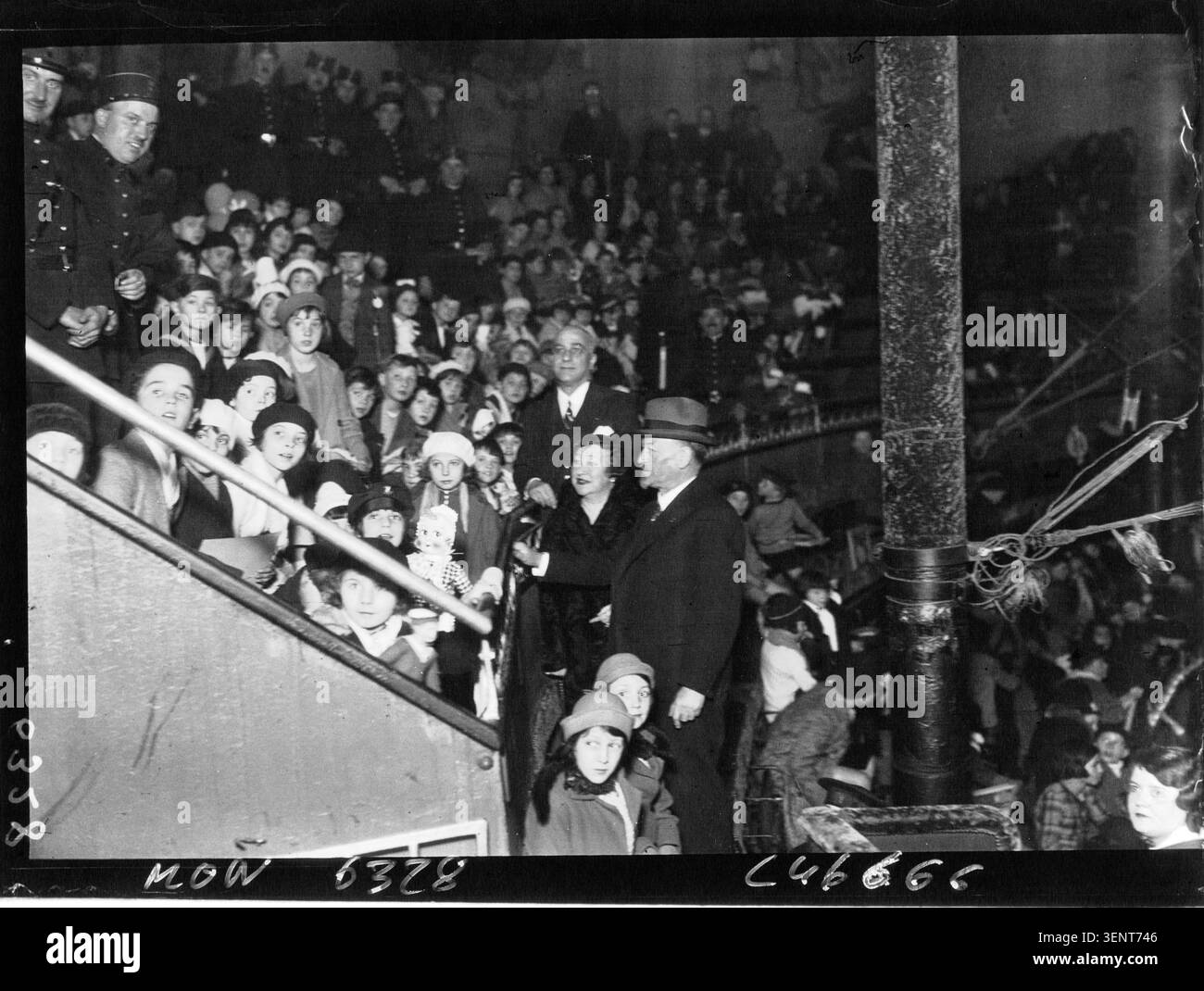 Jean Chiappe, Mme Jean Chiappe et Guichard assistent à la fête des sapins de Noël des enfants de la police parisienne à Médrano en 1932. La photographie de presse enregistre un rassemblement saisonnier lié aux familles, aux célébrations et aux institutions civiques. Banque D'Images