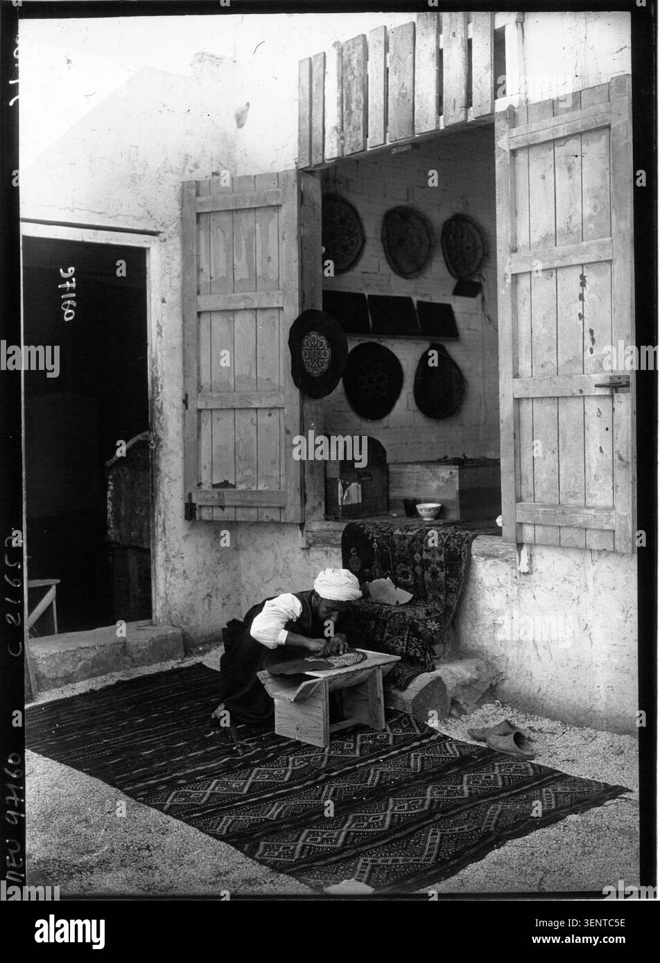Les exposants marocains produisent un tapis à l'exposition coloniale de Marseille en 1922, démontrant l'artisanat traditionnel dans la section marocaine. Banque D'Images