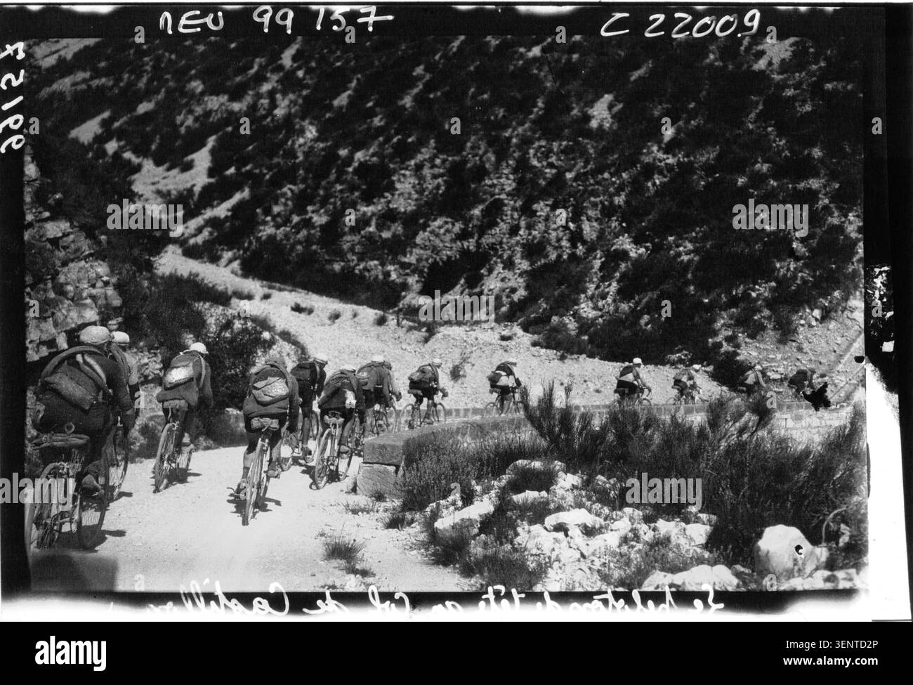 Le peloton monte le col de Castillan lors de l'étape du Tour de France 1922 de Toulon à Nice dans une photographie de presse de l'Agence de presse Meurisse, enregistrant des coureurs en formation sur une section montagneuse de la course à travers le sud de la France. Banque D'Images