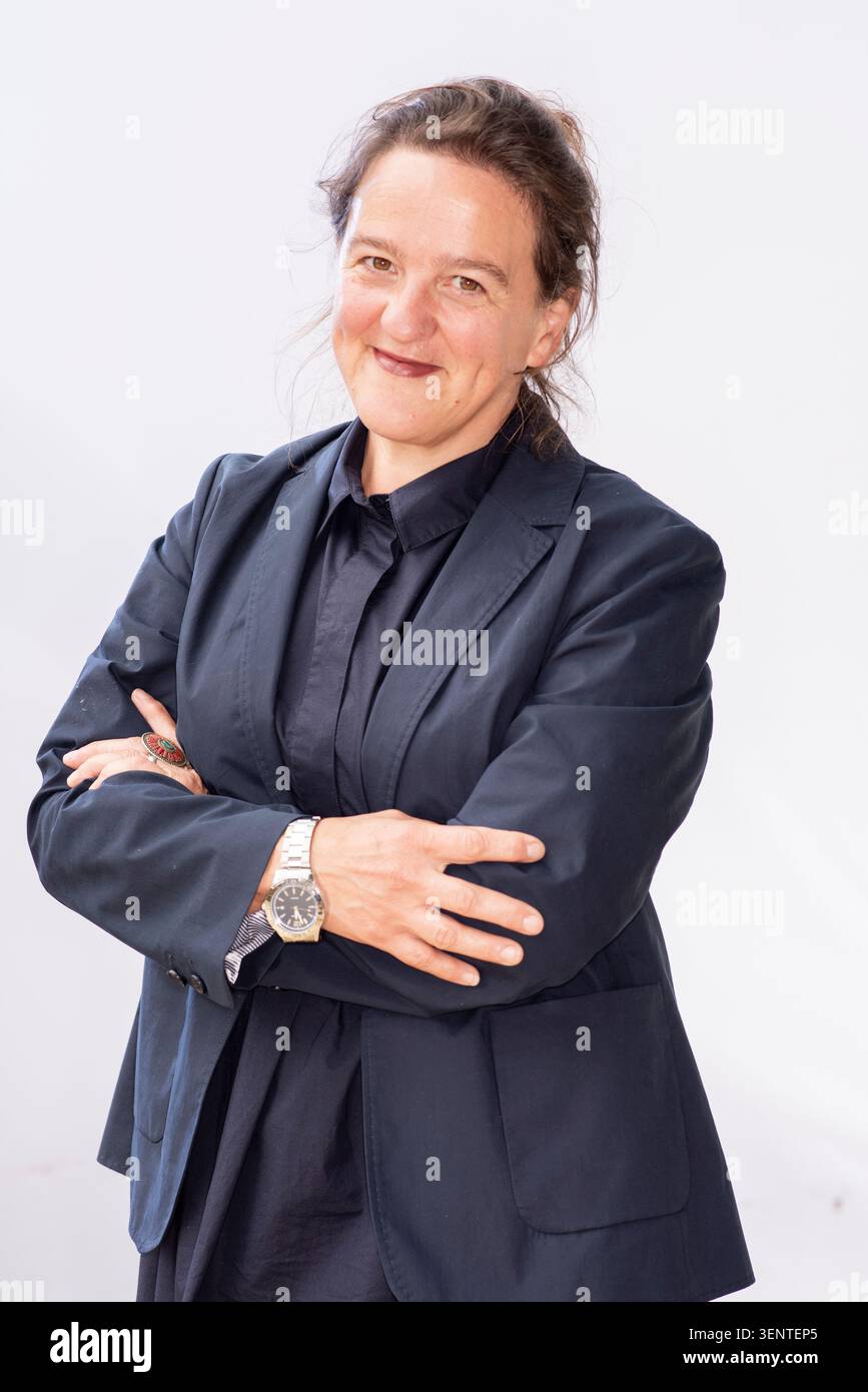 Portrait de Tania Kovats. Elle porte un costume-chemise bleu foncé et regarde l'appareil photo. Banque D'Images