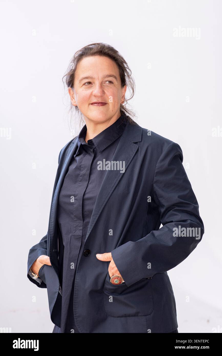 Tania Kovats est vue debout, les mains dans les poches. Elle porte un costume sombre et regarde hors de la caméra. Banque D'Images