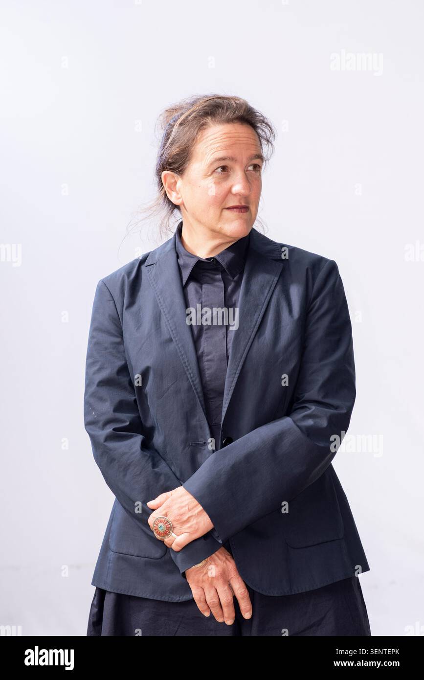 Portrait de Tania Kovats. Elle porte un costume-chemise bleu foncé et regarde hors de la caméra. Banque D'Images