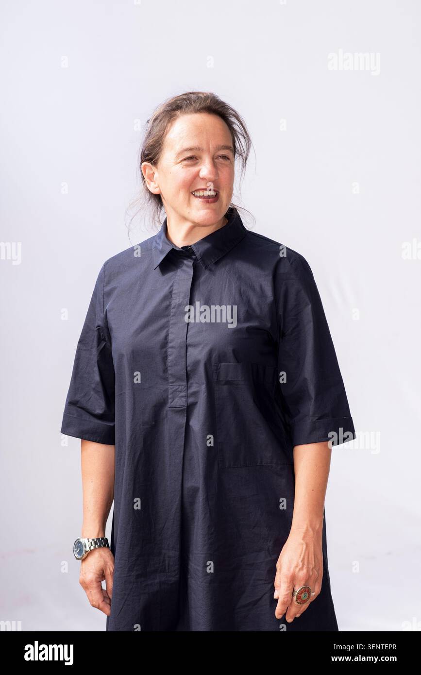 Portrait de Tania Kovats. Elle porte un costume-chemise bleu foncé et regarde hors de la caméra. Banque D'Images