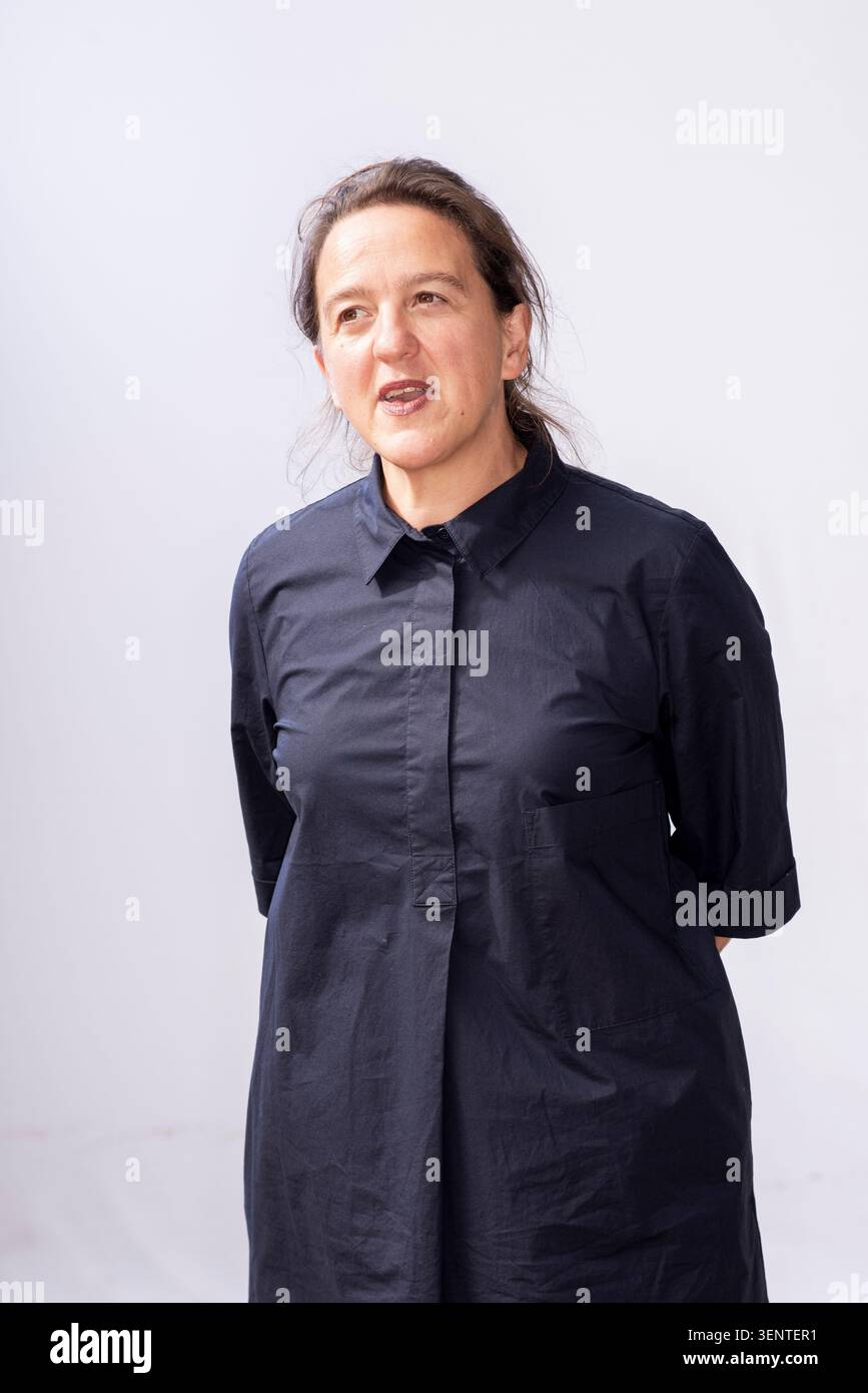 Portrait de Tania Kovats. Elle porte un costume-chemise bleu foncé et regarde hors de la caméra. Banque D'Images