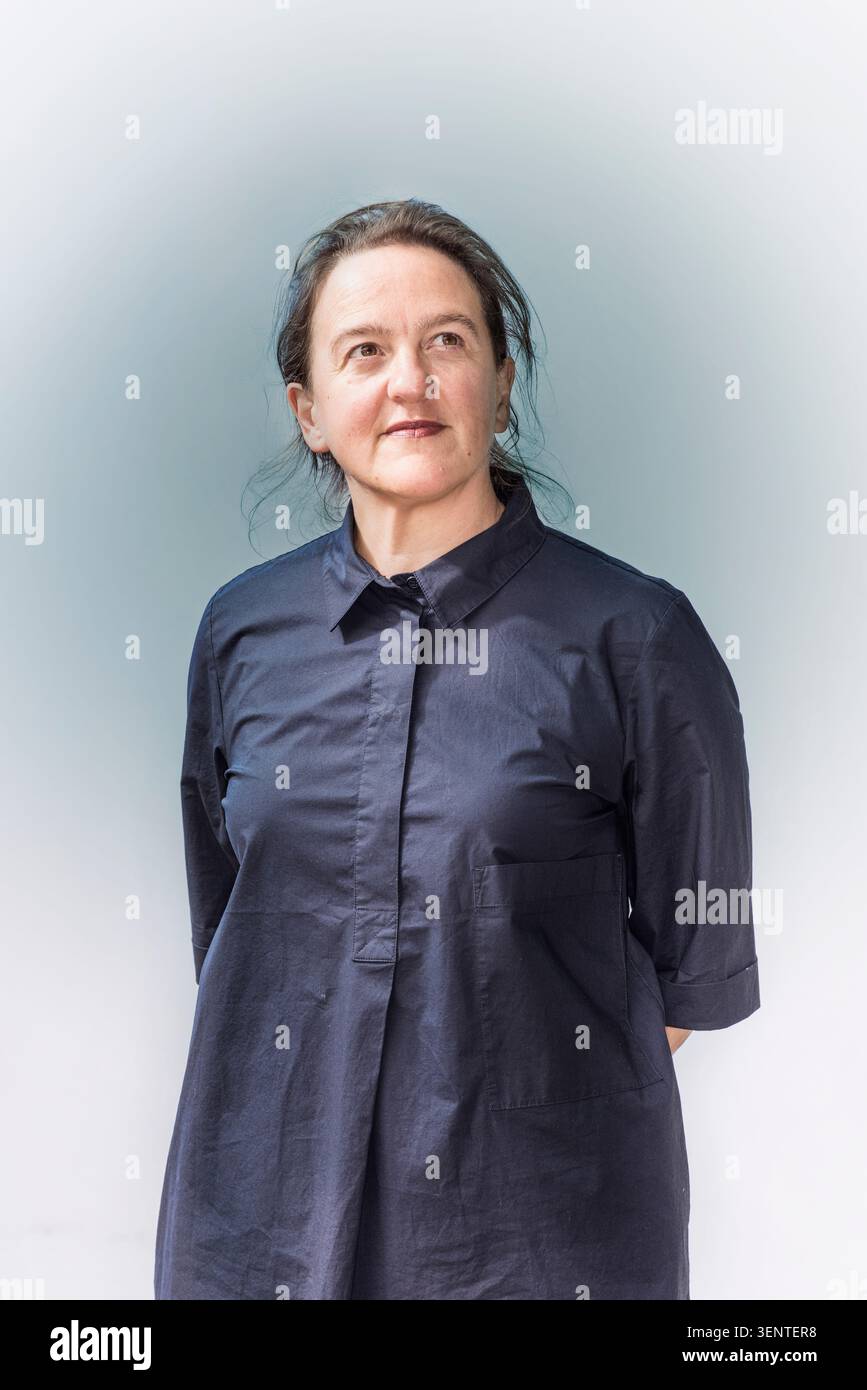 Portrait de Tania Kovats. Elle porte un costume-chemise bleu foncé et regarde hors de la caméra. Banque D'Images
