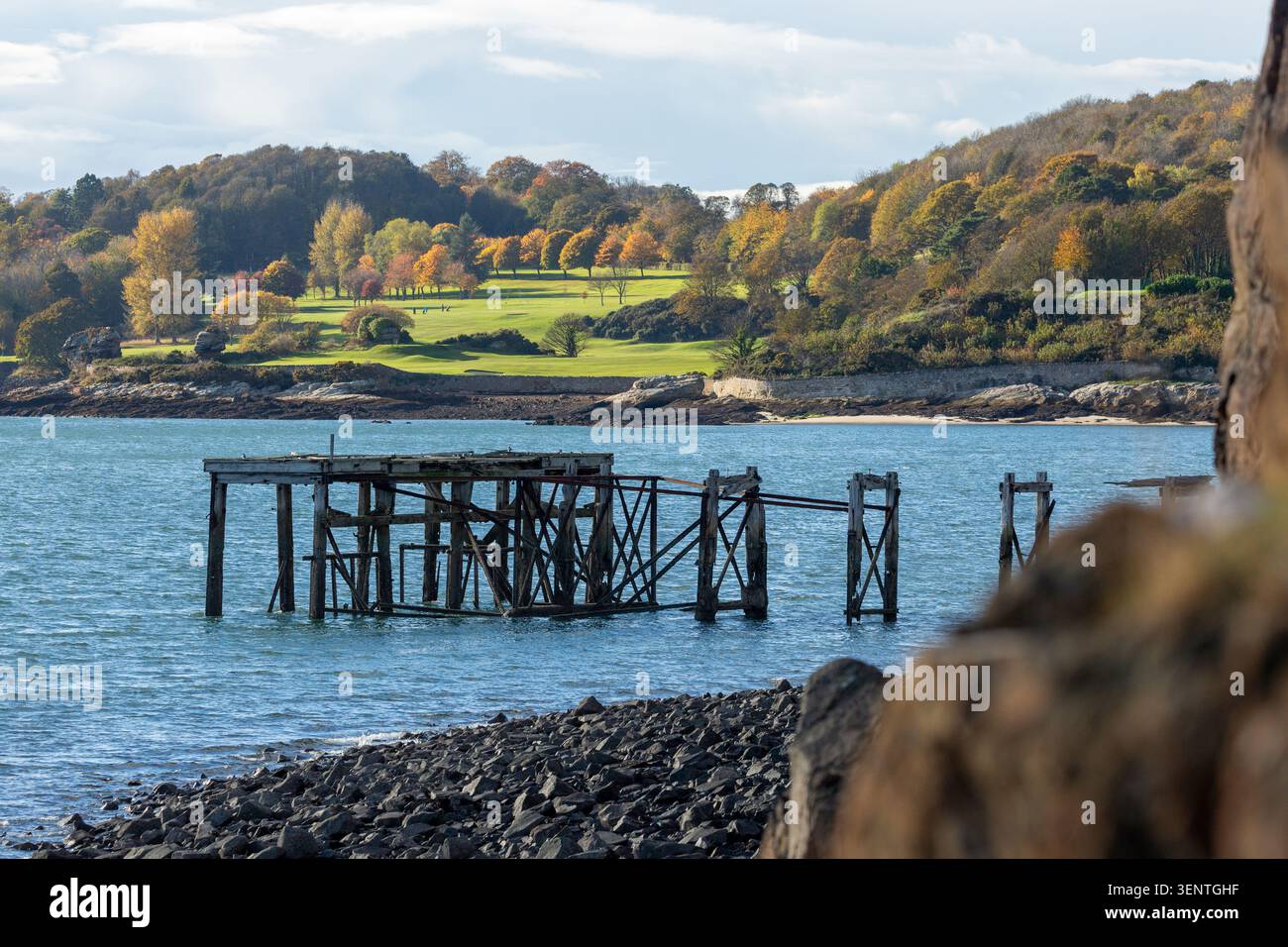 En regardant de Hawkcraig point à la jetée désaffectée et en arrière-plan Aberdour Golf Club, Aberdour, Fife, Écosse Banque D'Images