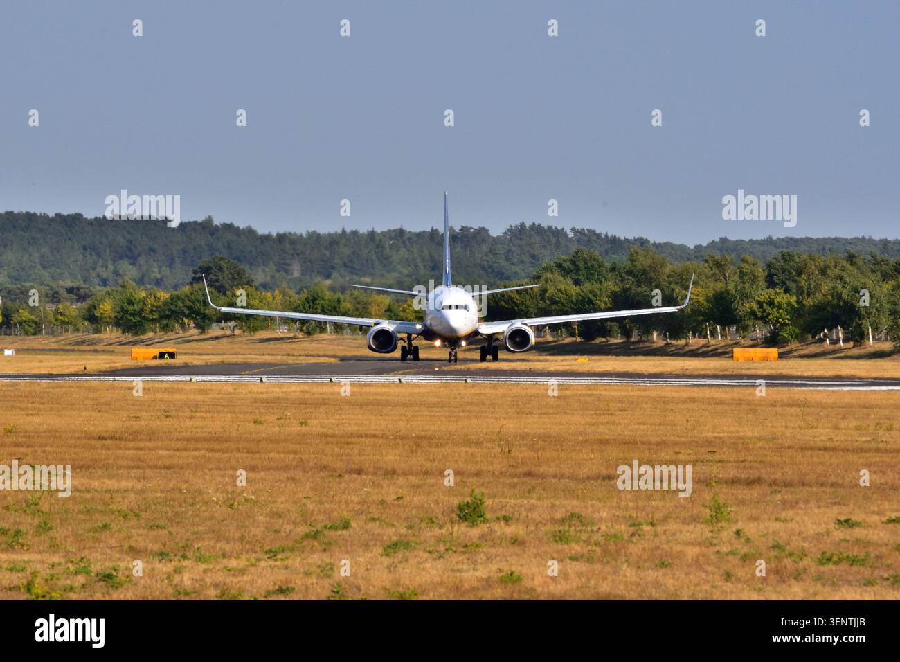 Ryanair Boeing 737-8AS EI-EGA circule à l'aéroport de Bournemouth. Banque D'Images