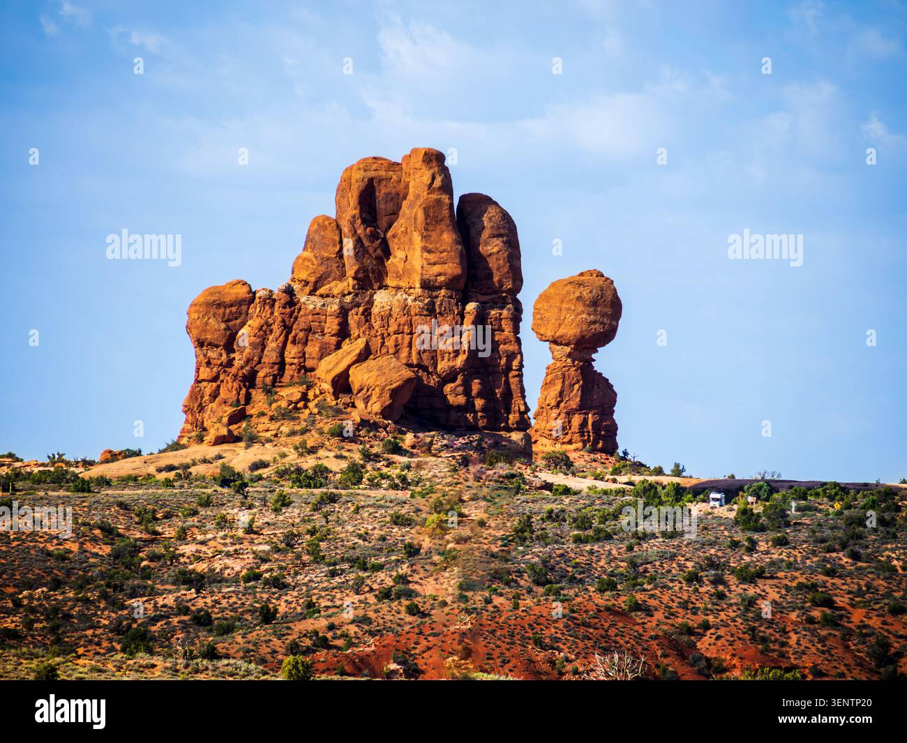 Un grand affleurement à côté d'une seule colonne avec un rocher équilibré dans le parc national d'Arches, Moab, Utah Banque D'Images
