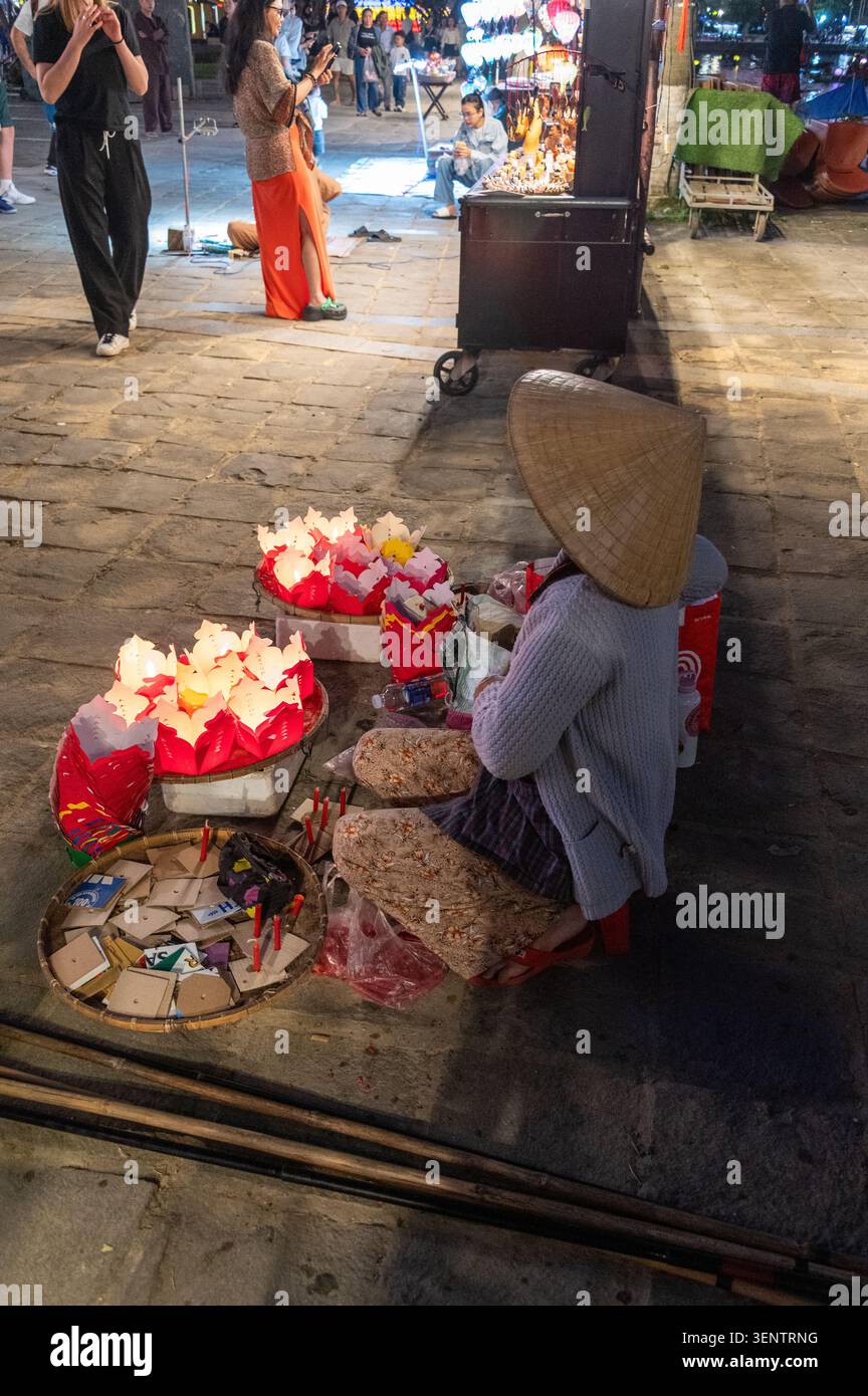 Une femme vietnamienne vendant de petites lanternes de papier au « Festival des lanternes Hoi an » qui se déroule en soirée de 18h à 21h30. Hoi an est célèbre Banque D'Images